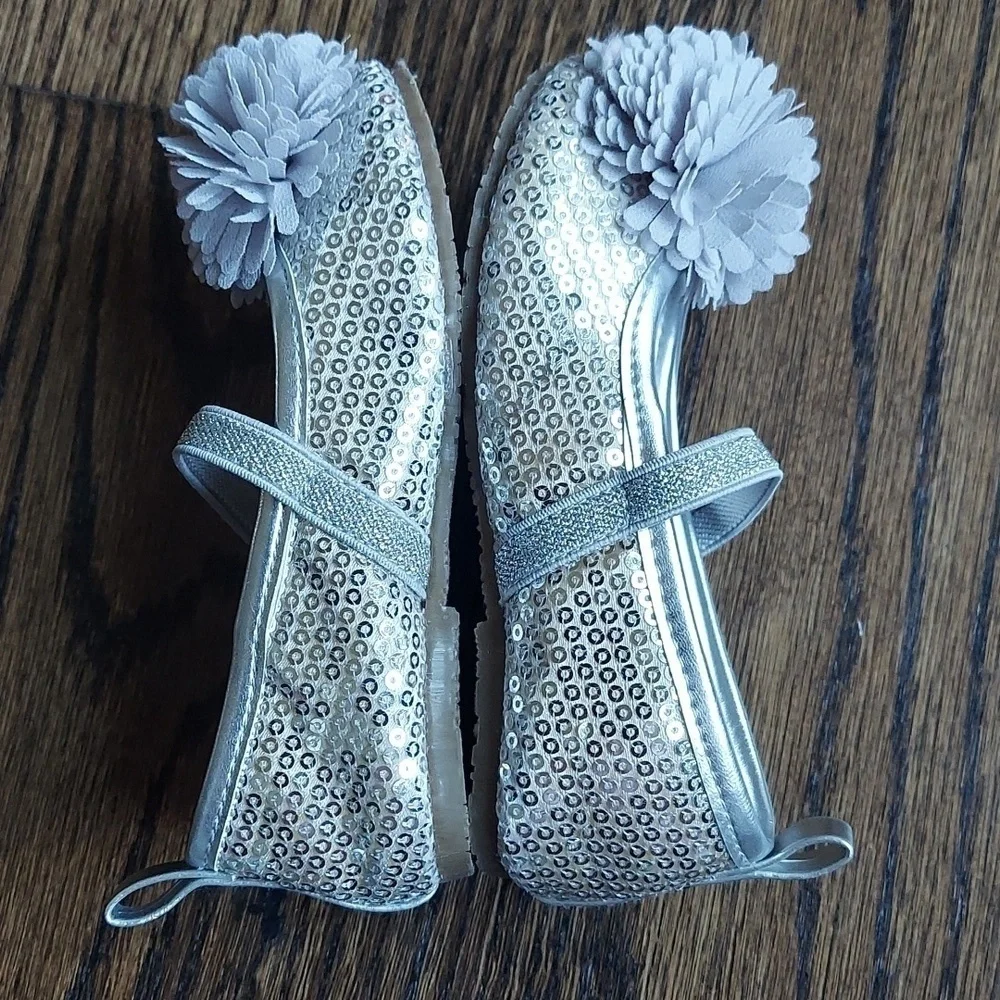 Girl Sequined Mary Janes Dress Shoes - Silver with flower pompom - sz 7